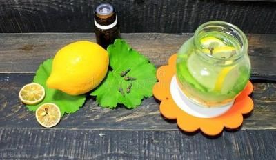 车载香薰怎么用（瓶装香氛四根香怎么使用）
